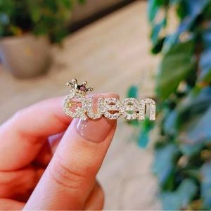“NEW” Cute Letter Queen Chest Design
Women's Personality Lapel Pin
